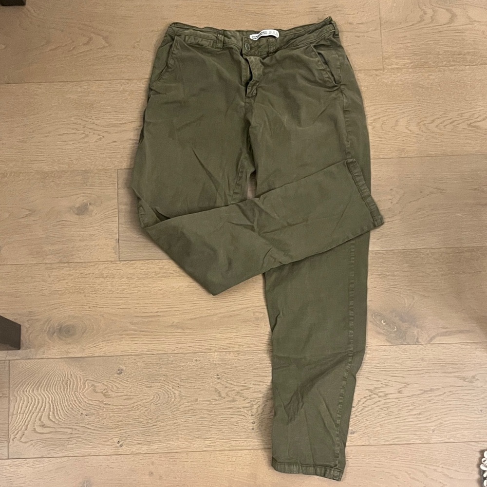 Zara women’s olive khaki cargo pants. Size 2